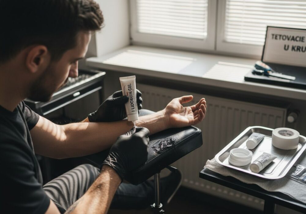 Tatér nanáša znecitlivujúci gél na ruku klienta, aby mu uľahčil tetovanie.